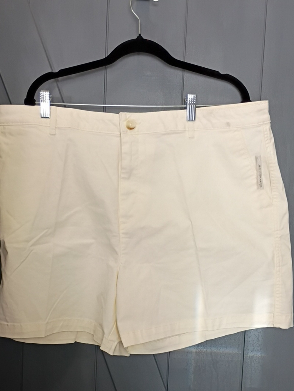 Amazon Essentials Women's Cream Flat Front Shorts